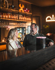 Casal num bar com caixa de rosas The Florist