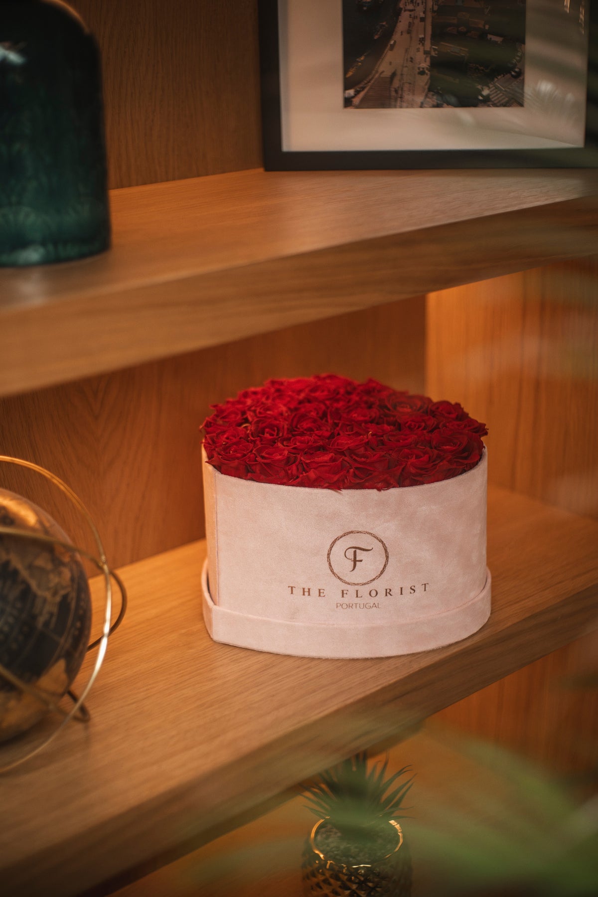 Caixa de veludo rosa com rosas vermelhas The Florist