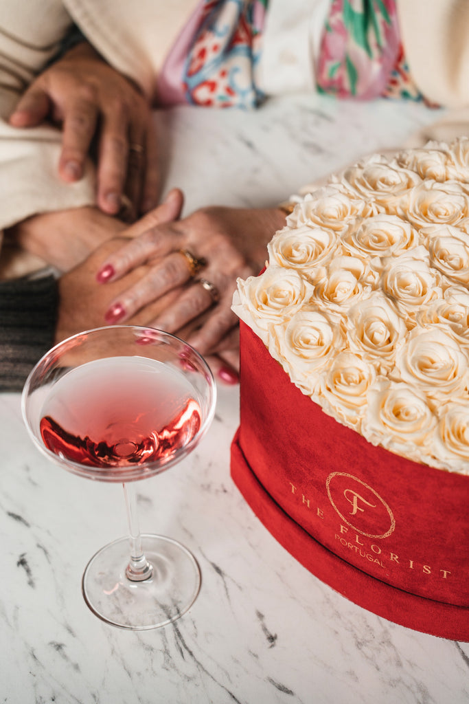 Rosas brancas em caixa de veludo vermelho com cocktail