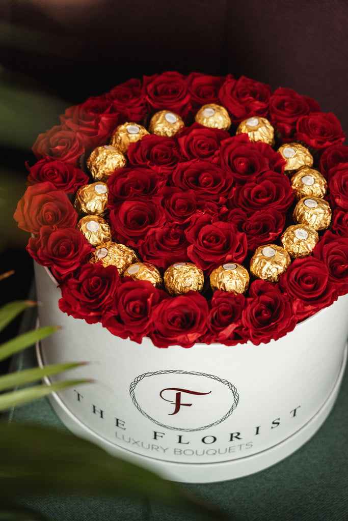 Rosas vermelhas frescas com coroa de Ferrero Rocher