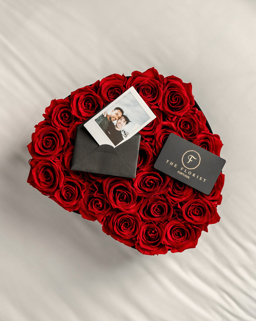 Coração de rosas vermelhas com fotografia Instax