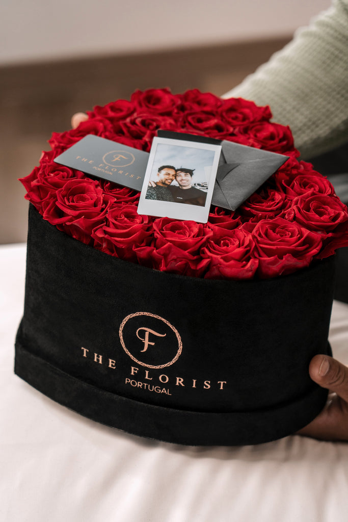 Caixa de veludo preto com rosas vermelhas e fotografia Instax