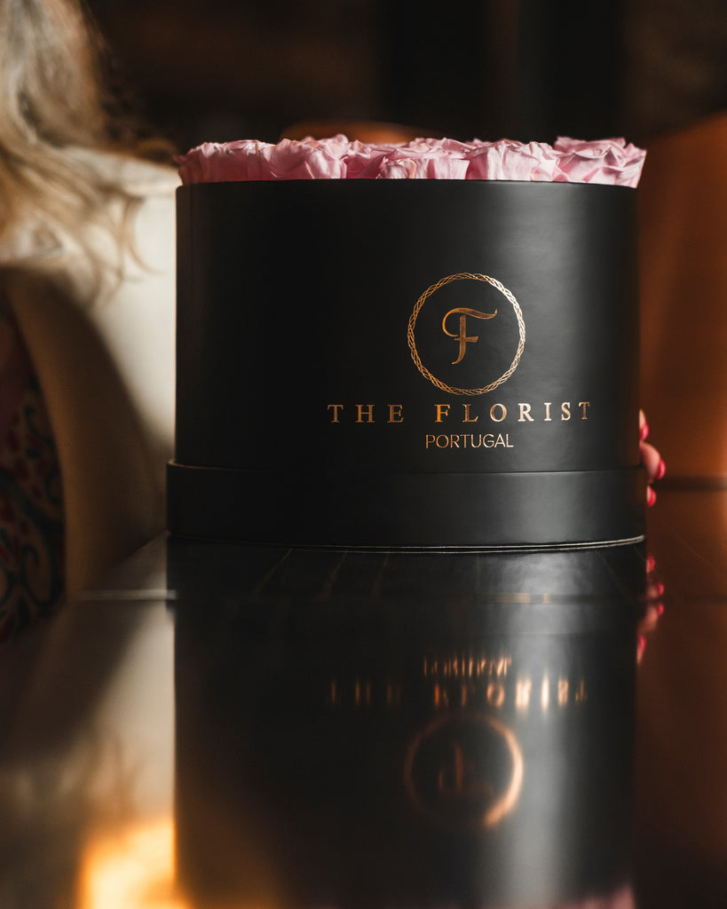 Caixa preta The Florist com rosas cor-de-rosa