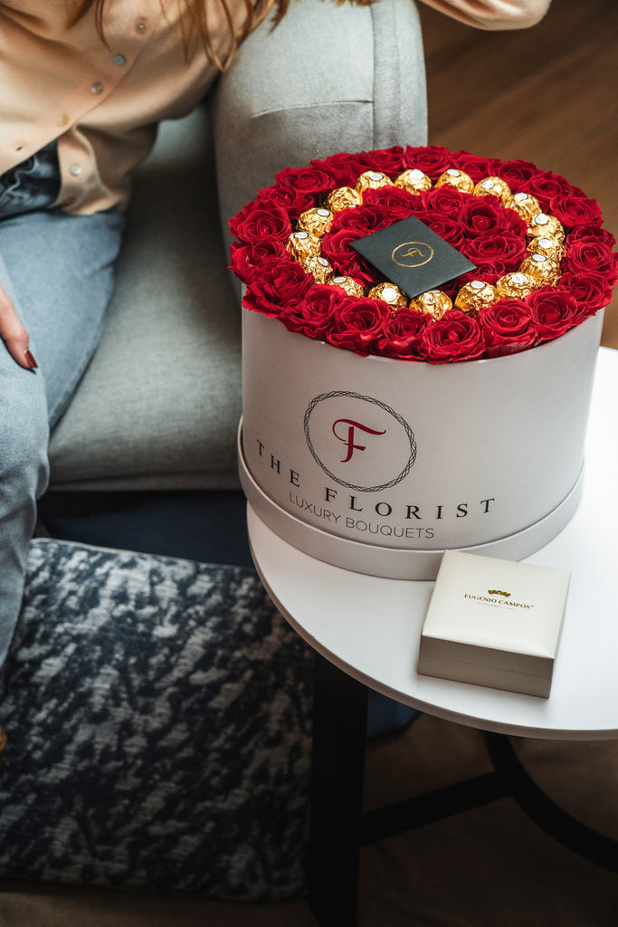 Rosas vermelhas com Ferrero Rocher e joia Eugénio Campos