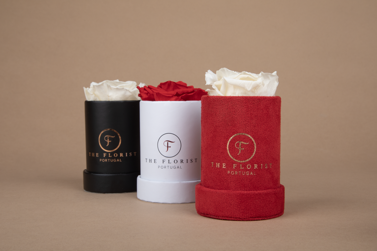 Single Rose preservadas em caixas preta, branca e vermelha