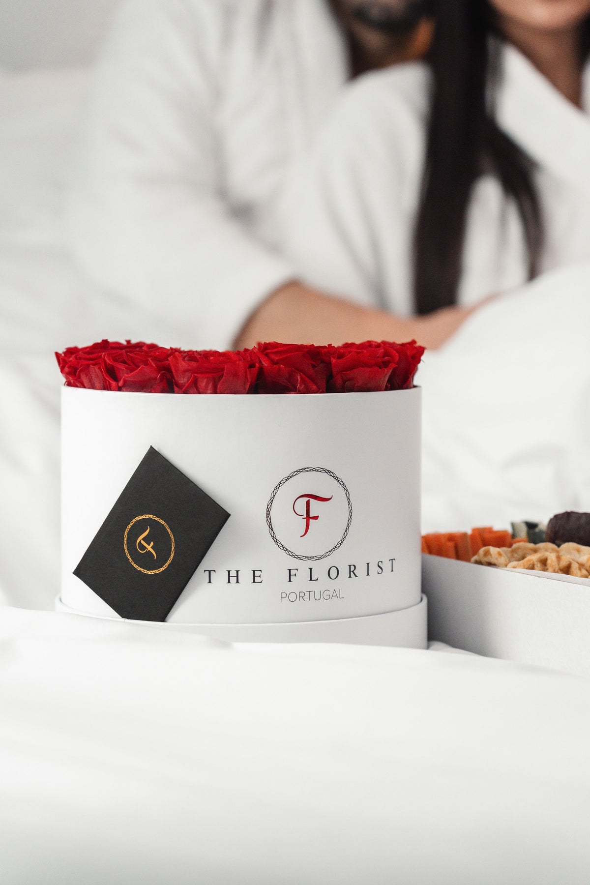 Boîte blanche The Florist avec roses rouges et carte