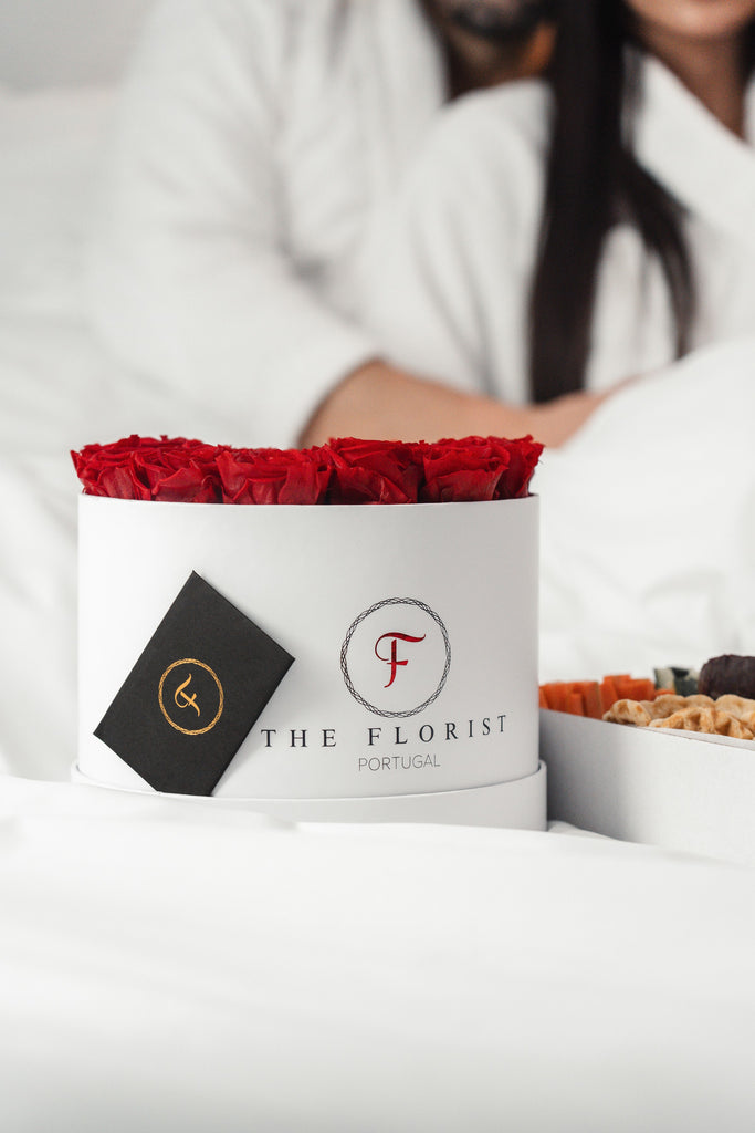 Caixa branca de rosas vermelhas com cartão The Florist