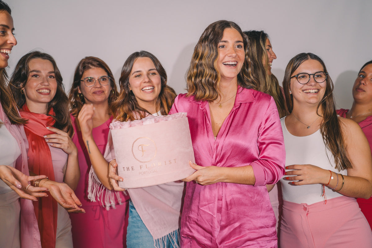 Grupo de amigas com caixa The Florist Outubro Rosa